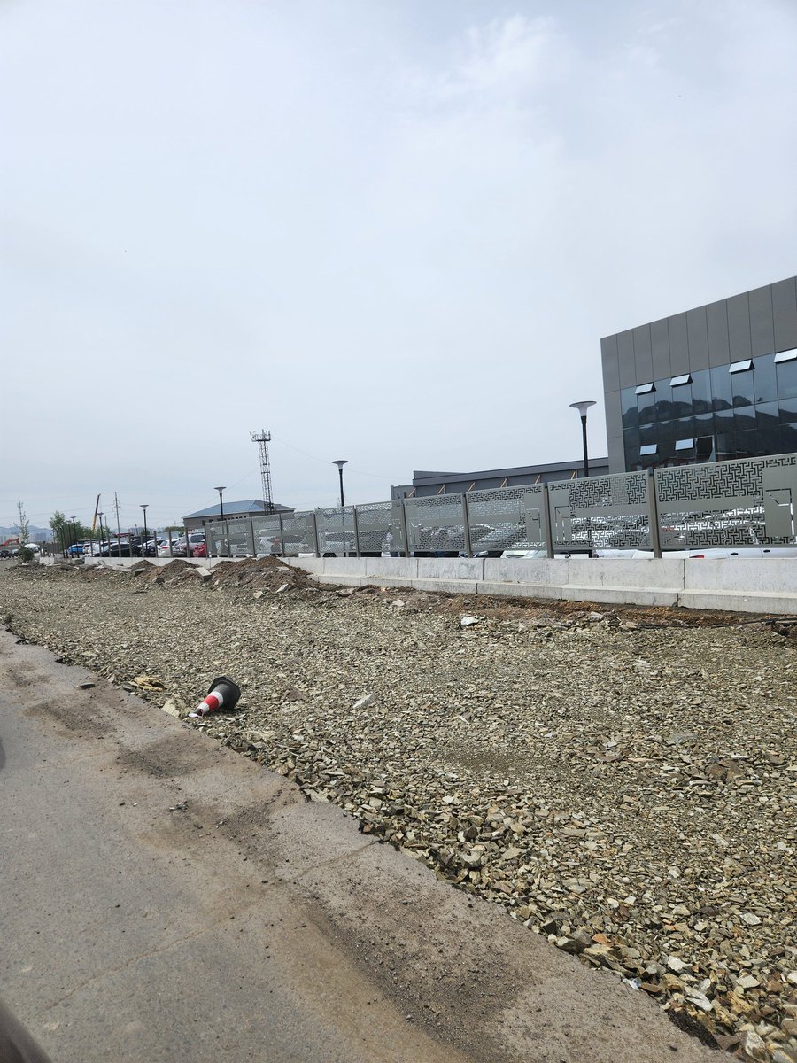 ТЭЦ4 -н замыг түрүү жил явган замыг нь засаж аятайхан болгосон юмсан. Одоо замыг нь өргөтгөх гээд хуулчиж.  1 жилийн настай ийм үрэлгэн баймааргүй байх юм. Яах вэ? Хэдүүлээ. Төлөвлөгөө нтр гэж юм энэ улсад байна уу?