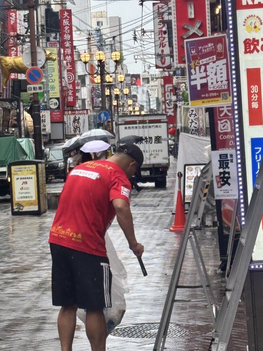 ／
これはゆうとこ📣
＼

#中央区 アンバサダー活動🔥
小雨の降る中でしたが、 #冨岡周 選手と
#佐藤耀 選手が、クリーンアップデイの
清掃ボランティアに参加しました🧹

繁華街・なんばをキレイにしてきたでー💖

#レッハリ #ラグビー #リーグワン #ラグ活