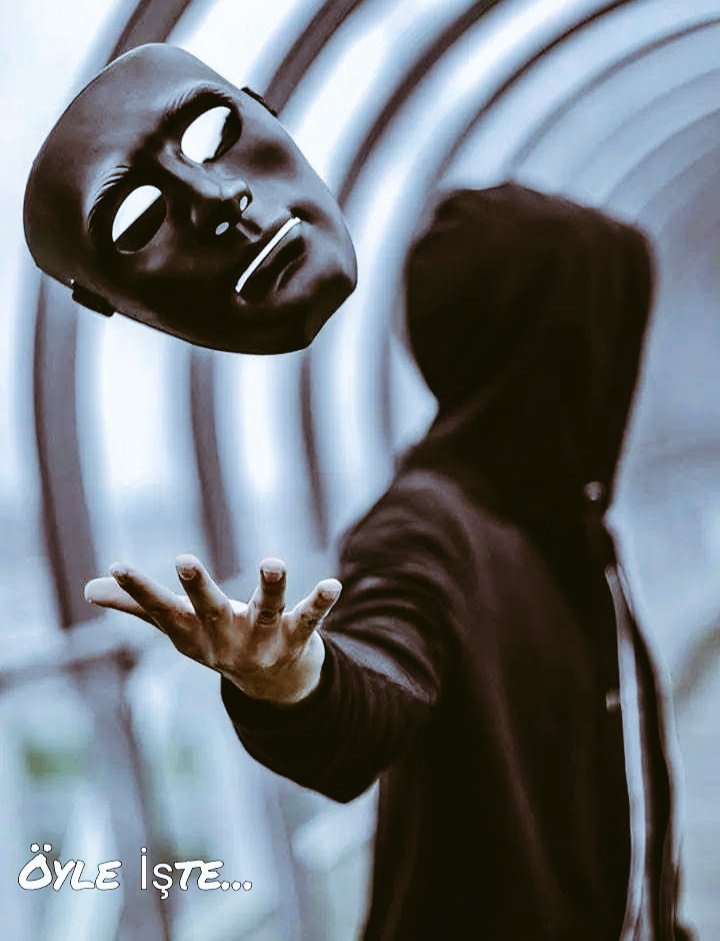 ***
Boş silahtan değil,
Boş insandan korkun..
Çünkü, 
Şeytan içi boş silahı değil,
Kafası boş insanı doldurur...

#Günaydın ☕🌷🌻🦋
#YeniGüneUmutla