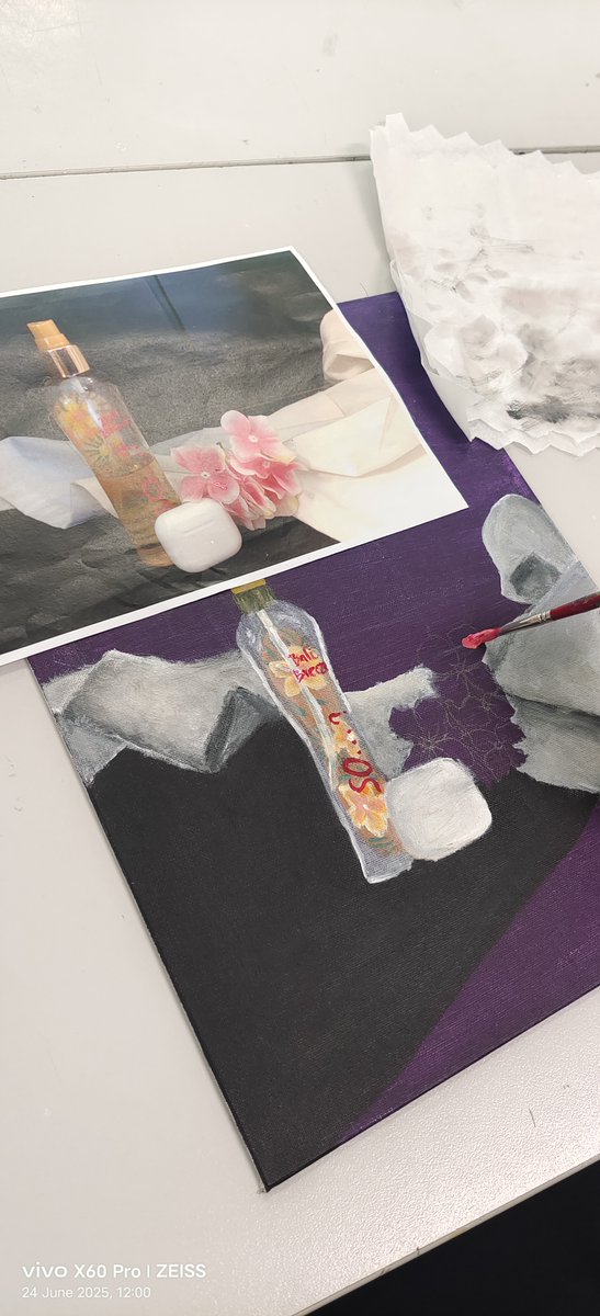 HighIngleburn's tweet image. Year 9 Visual Arts students are currently completing their Still Life paintings, which are expected to be finished within the week. Each arrangement features personal objects that reflect the individual values of the students, helping to tell a unique and meaningful story through…