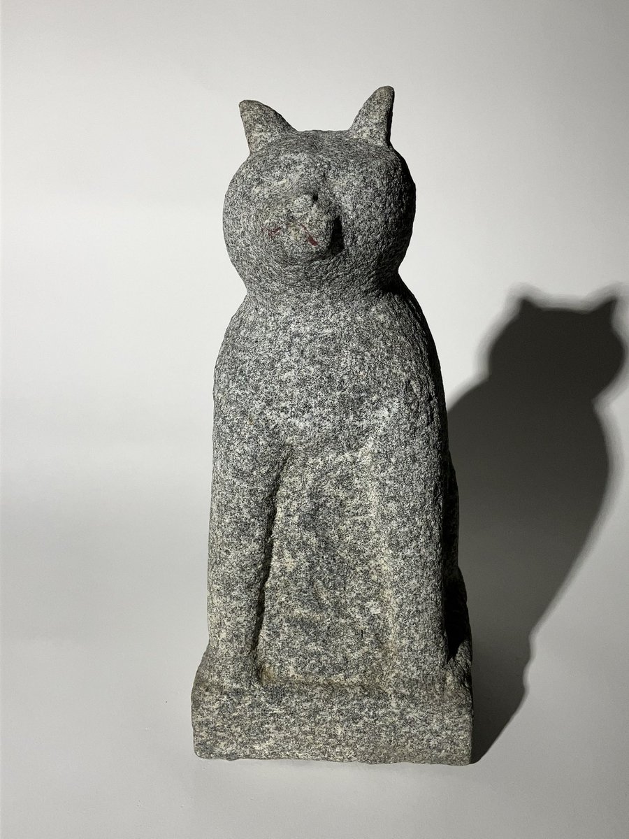 福島県川俣町東福沢・薬師堂の猫石像を再撮影した。この石像は、堂内に