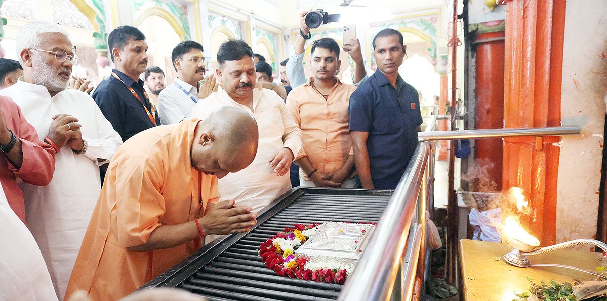 वाराणसी।मुख्यमंत्री योगी आदित्यनाथ ने संकट मोचन हनुमान मंदिर में पूजा-अर्चना की।