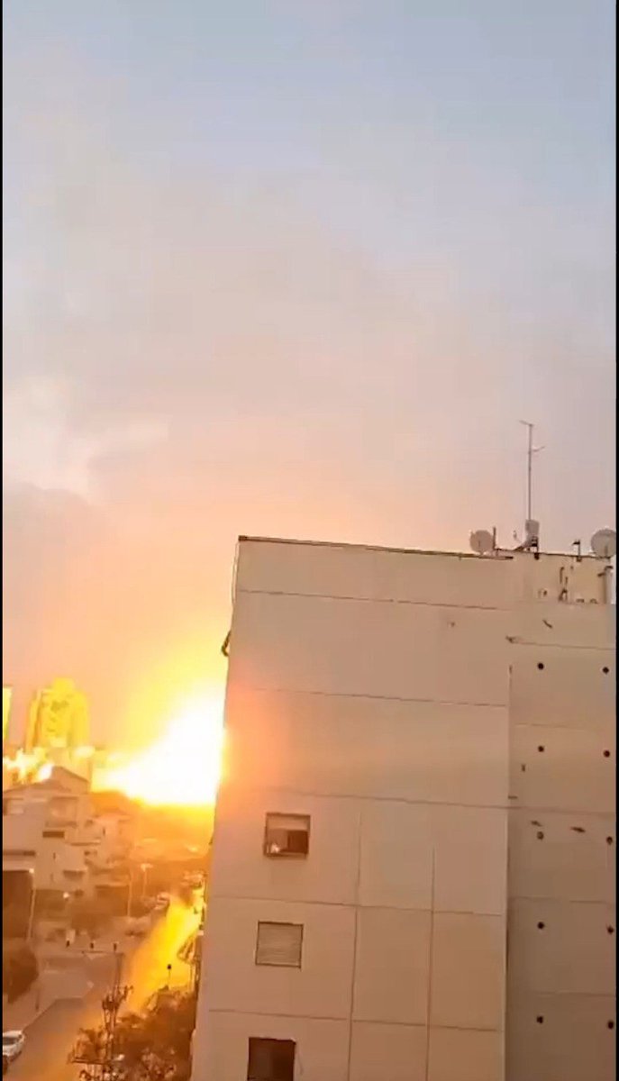 این لحظه طلوع خورشید نیست، نور حاصل از شدت انفجار موشک ایرانی در بئرالسبع است😅
#ایران_پیروز
#IranIsWin