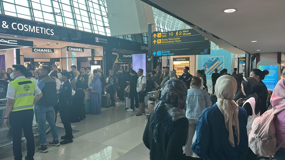 Ponakan dan keluarga flight <a href="/IndonesiaGaruda/">Garuda Indonesia</a> ke London semalam putar balik ketika Qatar menutup airspace nya. Dari malam sudah di Soetta, sampai sejam lalu belum ada kejelasan mesti gimana, kalau mau pulang pun bagasi belum keluar.