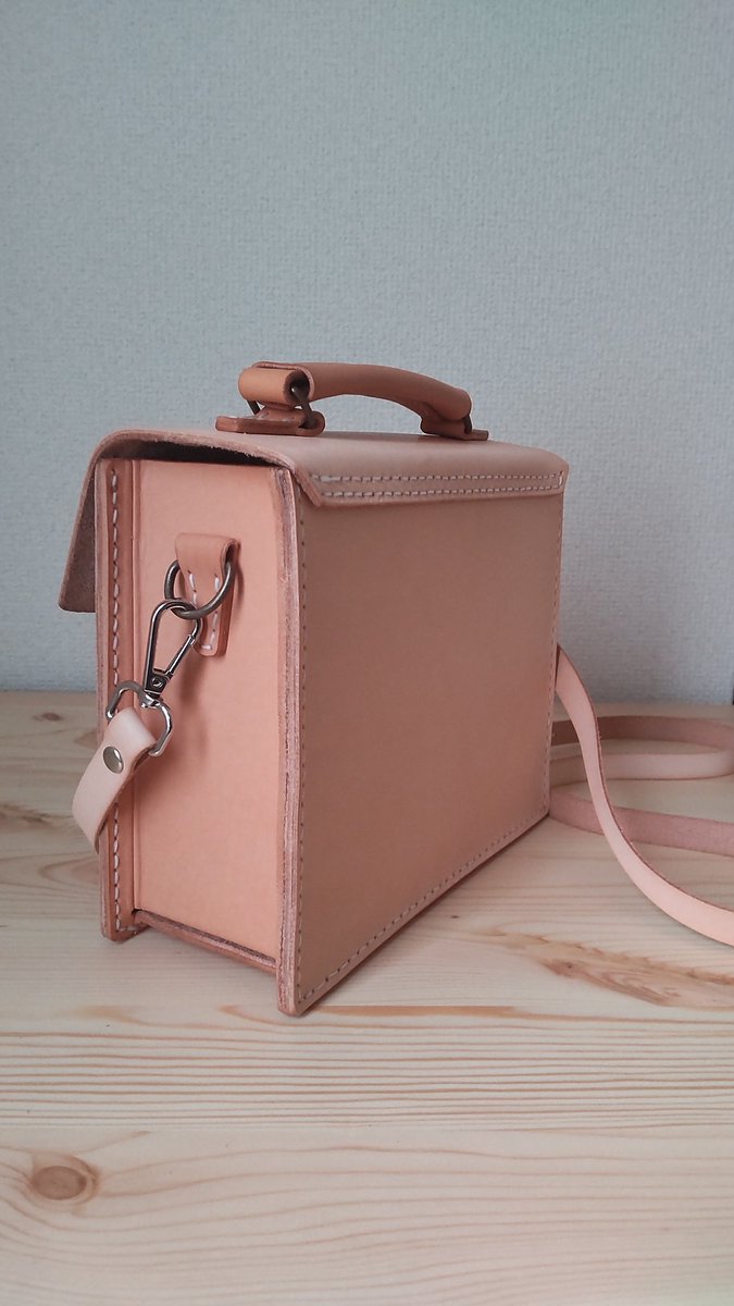 naturalface21's tweet photo. 箱型ショルダー作成。
現在はヤフーフリマで販売しています。
匿名での発送が簡単だったり何かあっても運営さんがしっかりとしている印象なので、お客さんも安心かなと。（一度も何かあったことはないですが😅） https://t.co/LjtIwNhiBG