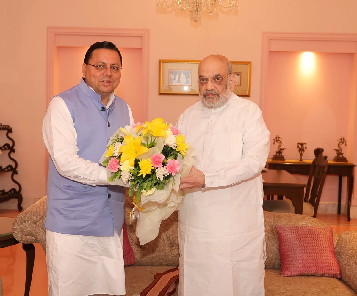 बाबा विश्वनाथ की पावन नगरी काशी में मा. मुख्यमंत्री श्री Pushkar Singh Dhami जी ने मध्य क्षेत्रीय परिषद की 25वीं बैठक की अध्यक्षता के लिए पधारे आदरणीय केंद्रीय गृह एवं सहकारिता मंत्री श्री Amit Shah जी से भेंट की।