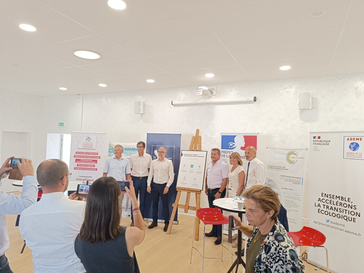 AnthonyLAMY6's tweet photo. TRANSITION ÉCOLOGIQUE 🌿
Un moment fort pour notre territoire, la signature du tout 1er Contrat Chaleur Renouvelable Territorial (CCRT).
Une belle dynamique partenariale au bénéfice de notre avenir commun 🌱
@Prefet86 @departement86 @ademe_NA #SyndicatEnergieVienne #CRER maille https://t.co/IJTJLjbsJN