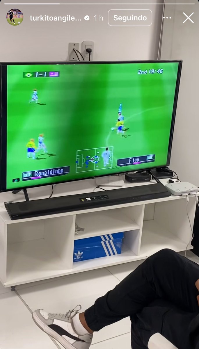 povotime1910's tweet photo. Angileri jogando PlayStation 1.

📸 [Reprodução] https://t.co/OMszY7EWQS