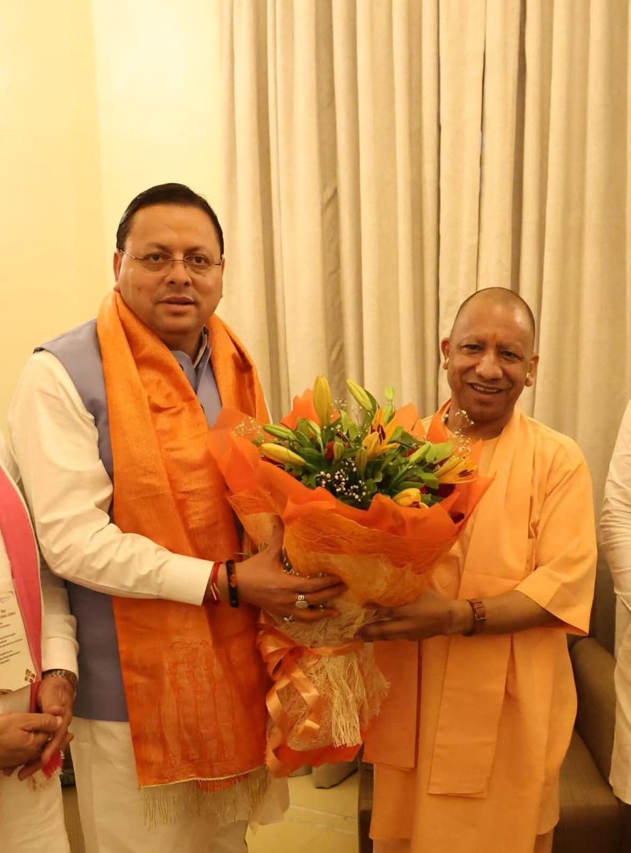 मा. मुख्यमंत्री श्री Pushkar Singh Dhami जी ने आज वाराणसी में उत्तर प्रदेश के मुख्यमंत्री श्री MYogiAdityanath जी से भेंट की।

इस अवसर पर मा. मुख्यमंत्री श्री धामी ने उन्हें पवित्र चारधाम का प्रसाद भेंट किया।