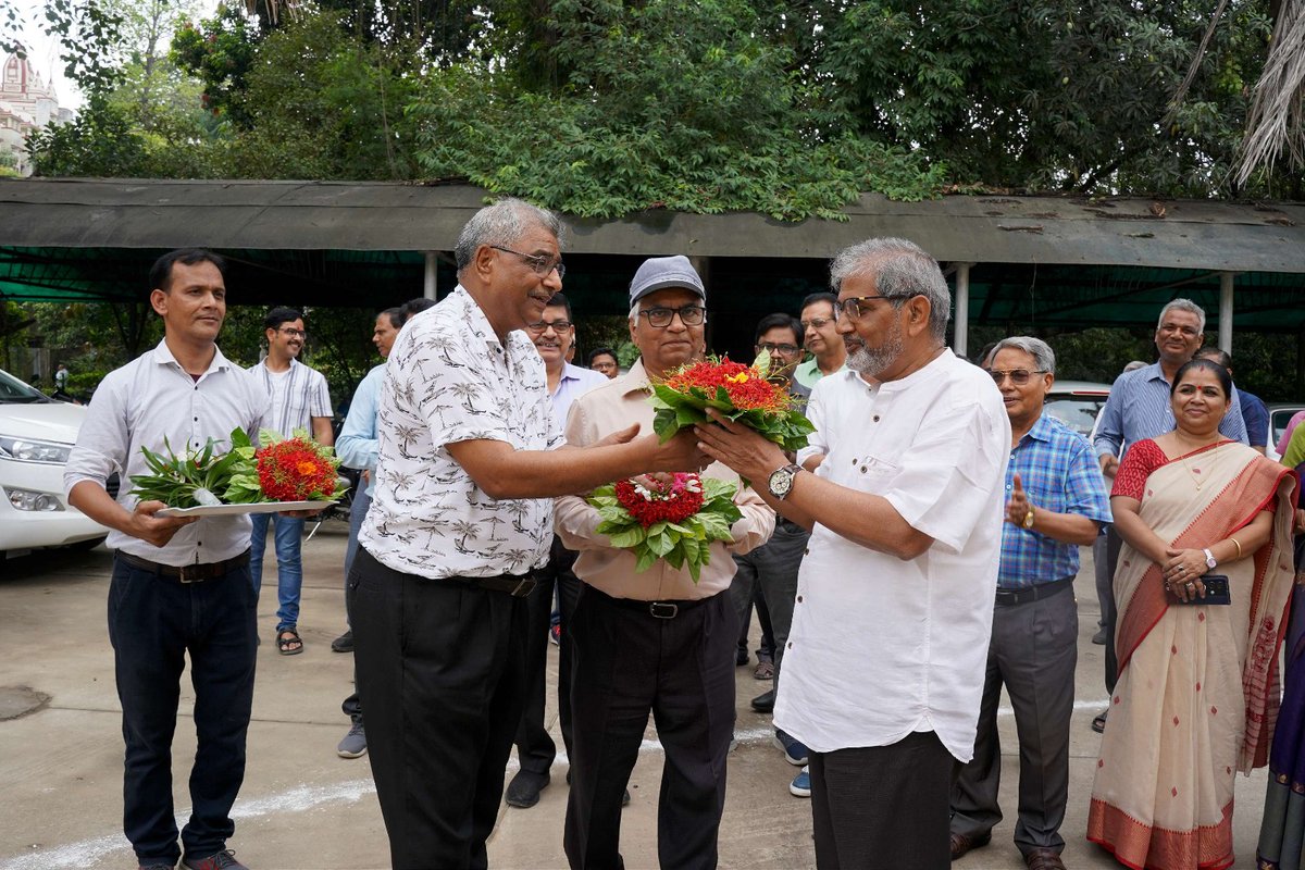 Director_ISc's tweet image. Dept. of Botany has developed backyard garden and glass house facility (Renovated) to make cryptographic gallery.
Prof. RK Srivastava, Head Botany and teachers of Dept. &amp;amp; Incharge horticulturist BHU, Executive Engineer, UWD and others were present during the inauguration by Dean.
