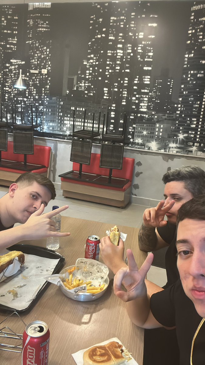 Nois comendo cachorro quente pós rolê e pós eu arrumar briga só pq eu tava elogiando o cara ✌️