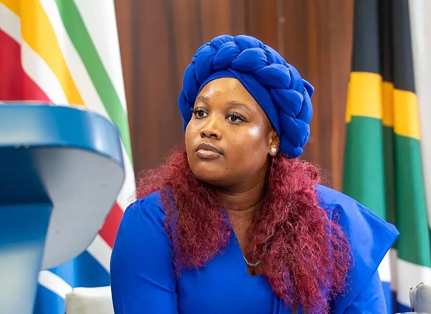 SundayWorldZA's tweet image. DA member of parliament Karabo Khakhau, who is also a spiritual healer, was allegedly subjected to a quasi-disciplinary hearing where she was reprimanded by the organisation’s chief whip in parliament, George Michalakis, for sitting on the floor—and burping on separate…
