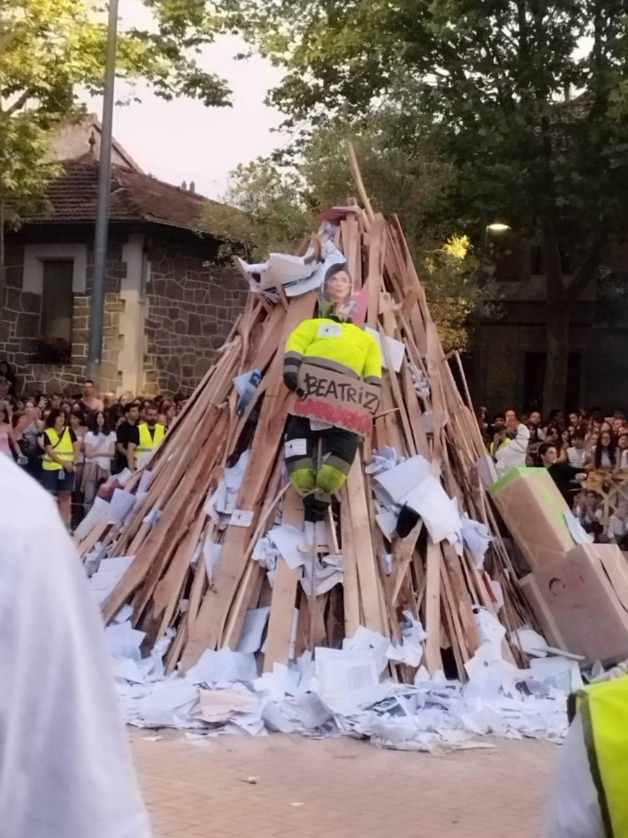 Además de parques y jardines, lamentablemente, todavía existen algunas actitudes a desbrozar en esta sociedad. 
RESPETO el derecho a reivindicar mejoras pero CONDENO firmemente las amenazas, el hostigamiento y el señalamiento. Es totalmente inadmisible en una sociedad democrática
