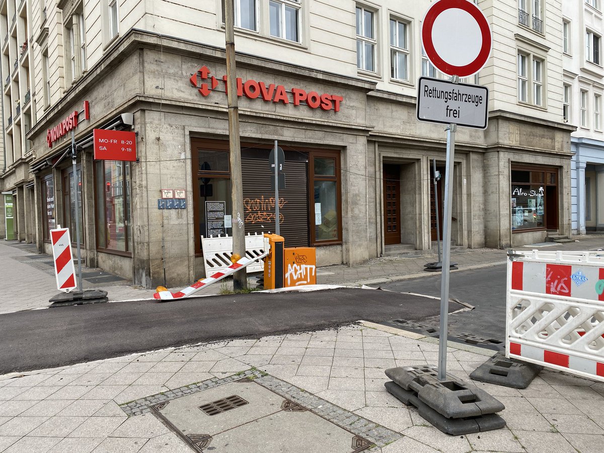 AD___md's tweet photo. Und weiter geht’s @Ottostadt Aber Vandalismus dulden ist jetzt eher so euer Style, ne? Der Autofahrer im zweiten Bild ist natürlich gezwungen dort lang zu fahren, weil… ja keine Ahnung. Weil alles nur noch scheißegal ist. https://t.co/k8LlAYlSDu