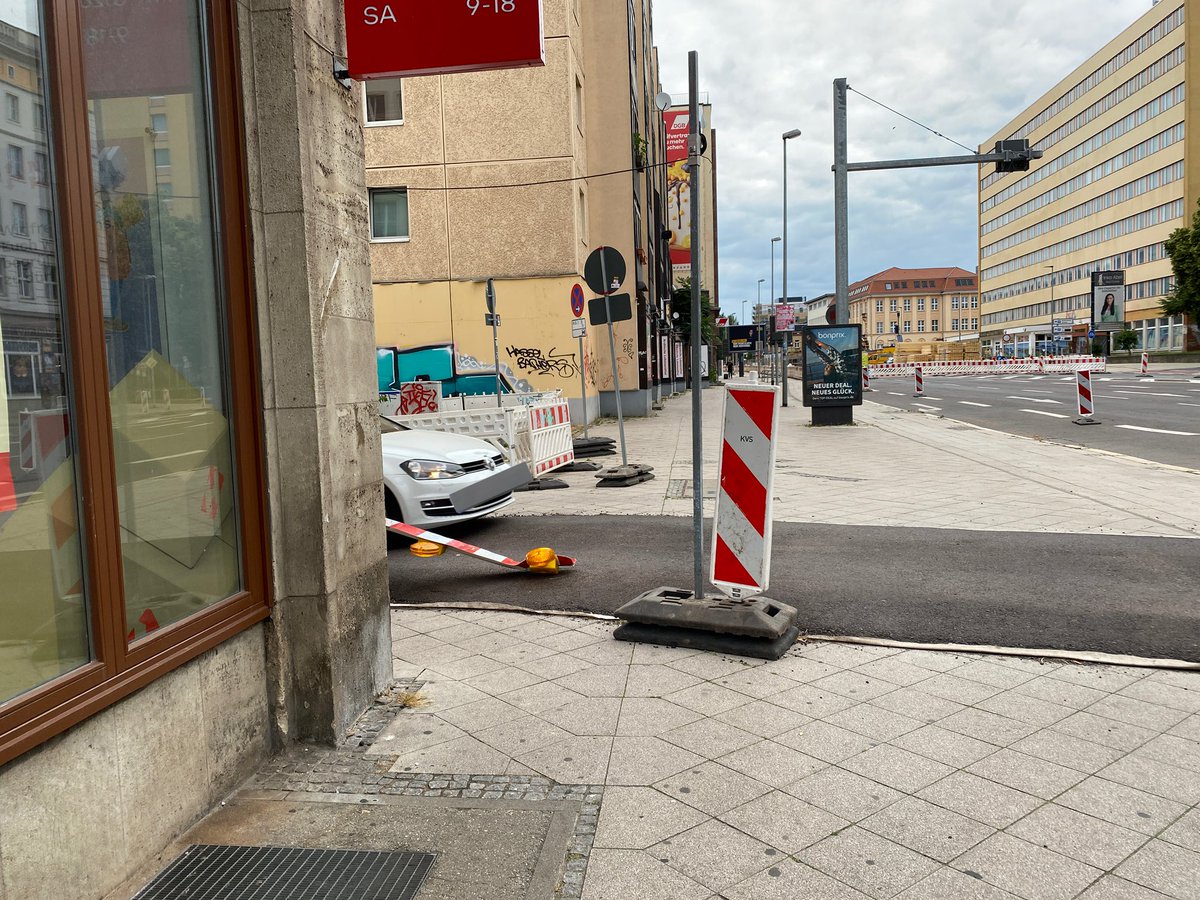 AD___md's tweet photo. Und weiter geht’s @Ottostadt Aber Vandalismus dulden ist jetzt eher so euer Style, ne? Der Autofahrer im zweiten Bild ist natürlich gezwungen dort lang zu fahren, weil… ja keine Ahnung. Weil alles nur noch scheißegal ist. https://t.co/k8LlAYlSDu