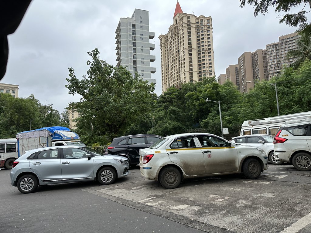 #Trafficjam Vikhroli Powai Rd at Kailas complex. Story repeats. Waste of time. What is needed is a traffic cop during peak hours till the road is widened and obstructions removed by <a href="/mybmc/">माझी Mumbai, आपली BMC</a> . <a href="/MTPHereToHelp/">Mumbai Traffic Police</a> <a href="/mumbaimatterz/">मुंबई Matters™🇮🇳</a> <a href="/RoadsOfMumbai/">Roads of Mumbai</a> <a href="/mumbaitraffic/">Mumbai Traffic</a> <a href="/mypowai/">My Powai</a> <a href="/mulund_info/">मुलुंड info</a>
