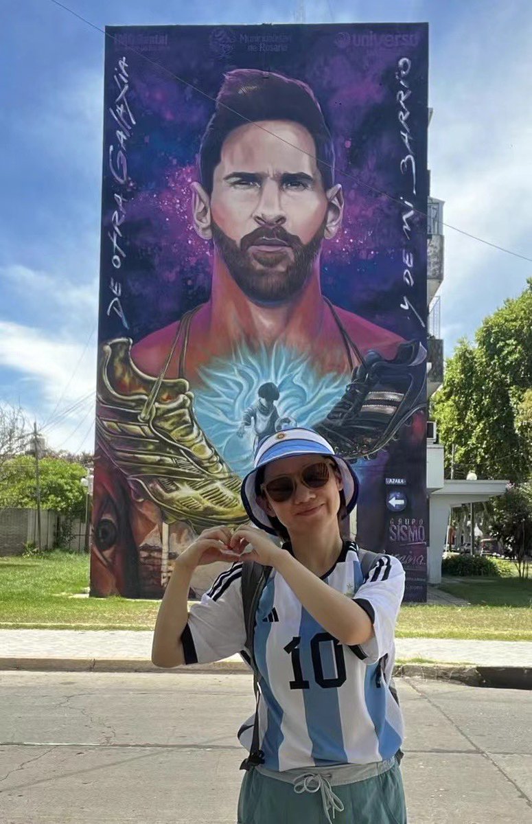 I haven't posted anything for a long time cuz I've been suffering from femoroacetabular impingement. It hurts when walking, sitting, and even sleeping. As today is a big day, saying happy birthday to Leo!! You and the Argentine team have been inspiring me all the time.Miss U guys