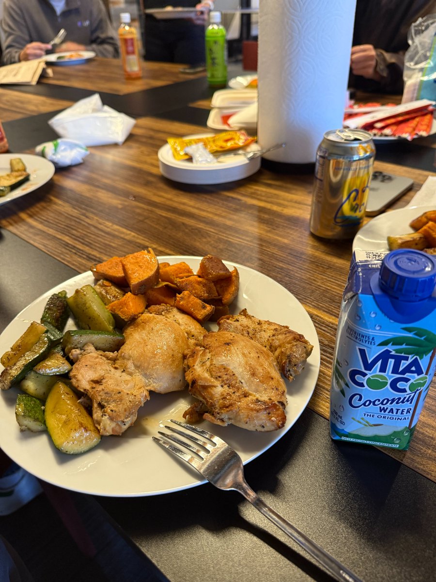 imalexwang's tweet image. good day today:
> discovered hidden coffee shop in financial district
> catered lunch at the office @paraformtalent
> hit the gym with @avighnash
> yapped with @shrey150 @vikvang1