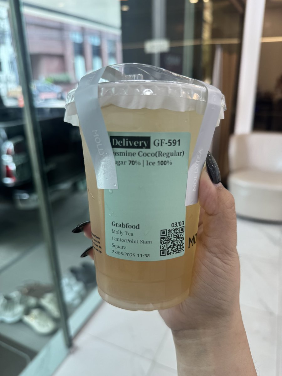 ทุกคนสิ่งนี้ดีมาก เป็นชามะลิ+น้ำมะพร้าว ของ molly tea คือแบบห๊าาาาาาา อร่อยมากก สดชื่นมากกก บ้าหรอ ดีต่อใจวันเหนื่อยๆมาก หอมชา หอมน้ำมะพร้าว กลิ่นไม่ตีกันแถมยังเข้ากันอีก หวาน 70% คือฟินมาก