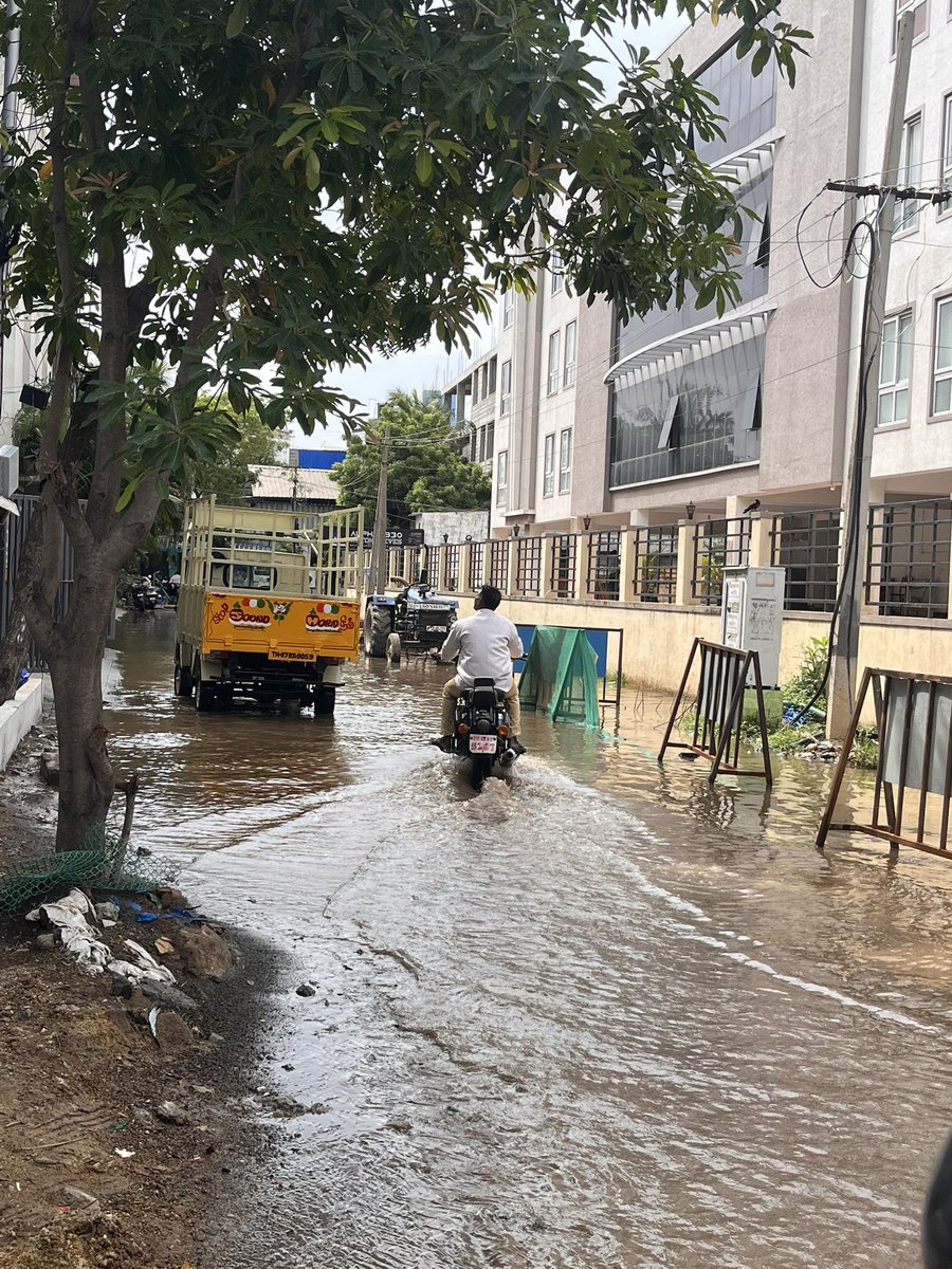 AlexSowmya's tweet photo. For over a week, There is severe water stagnation &amp; a large pothole at 39, 1st Cross St, Judges Colony, Nehru Nagar, Perungudi, Ch-96. It’s unsafe for public &amp; poses serious health &amp; safety risks.

Kindly take immediate actions to fix this without any delay🔴@chennaicorp https://t.co/nVYXEmlV8D