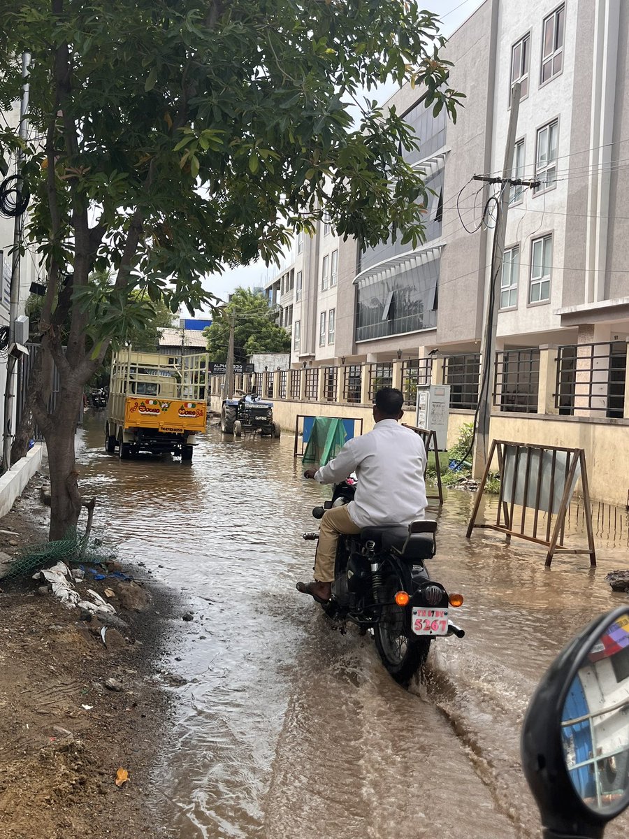 AlexSowmya's tweet photo. For over a week, There is severe water stagnation &amp; a large pothole at 39, 1st Cross St, Judges Colony, Nehru Nagar, Perungudi, Ch-96. It’s unsafe for public &amp; poses serious health &amp; safety risks.

Kindly take immediate actions to fix this without any delay🔴@chennaicorp https://t.co/nVYXEmlV8D