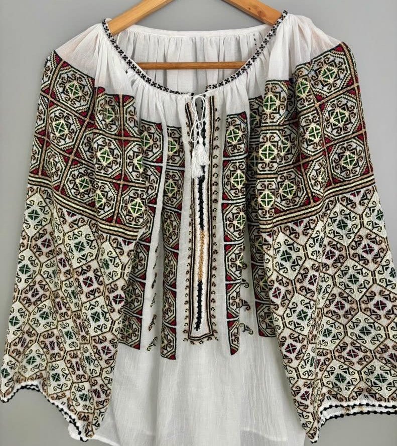 24 Iunie - Ziua iei
Tradiție seculară, sursă de inspirație pentru creația cultă, patrimoniu cultural al umanității, ia - cămașa cu altiță, ne aduce aminte de casă și de cei dragi, de plaiurile unduite ale speranței și dorului.