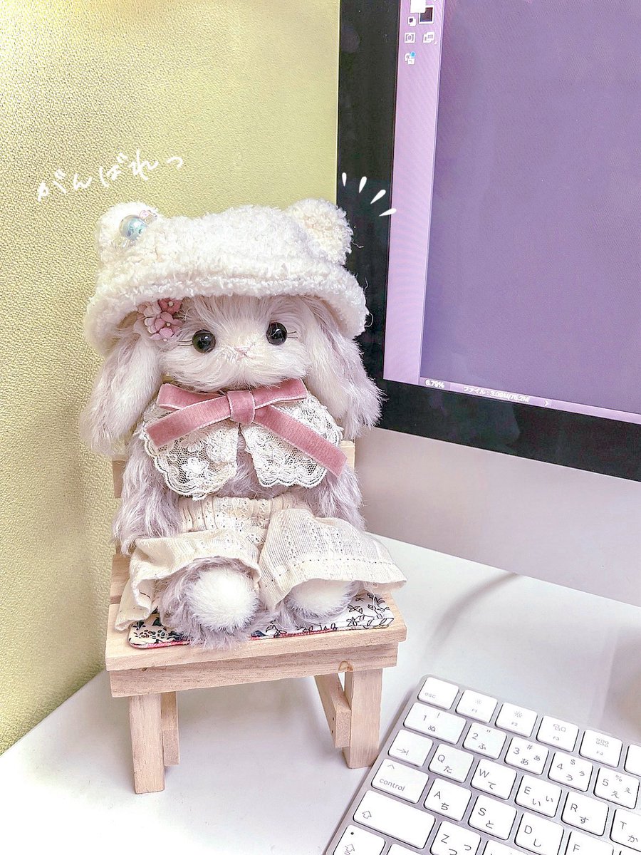 --- 今日の職場でのデスク光景🌱 ---

"ランネ"にふと被らせた帽子が可愛すぎて、無事に悶絶中。

だいぶ愛おしい。愛おしすぎる。