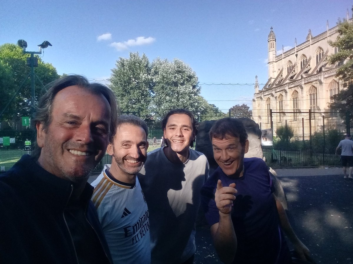 Dad's House Football. 

Helping #dads with #fitness #health and #wellbeing especially when going through family breakdown and need to relax and enjoy a moment ,,

#Singledads #menshealth #Football #sport