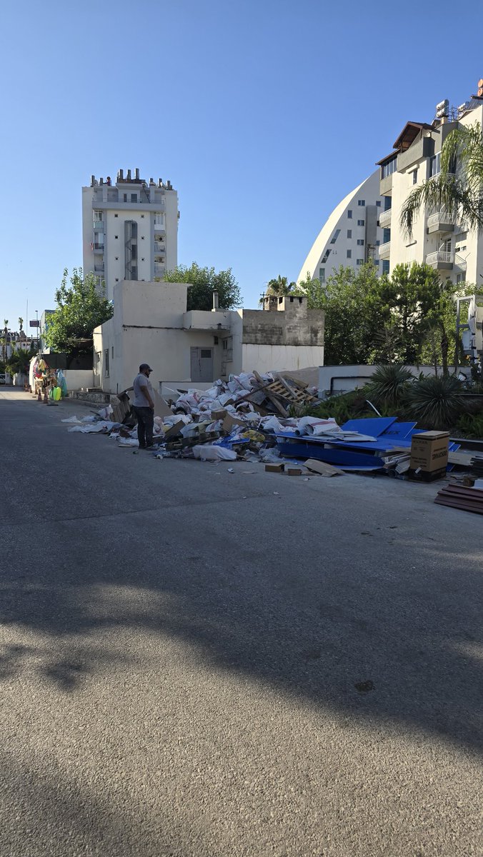 Turizmin merkezi Antalya Konyaltı sahiline gidiş yolunda bu tür bir pislik hiç güzel bir görüntü oluşturmuyor! <a href="/konyaaltibld/">Konyaaltı Belediyesi</a> <a href="/ANTALYABB/">ANTALYA BÜYÜKŞEHİR</a> 
Belediye Caddesinde yeni yapılan Mercury Hotel önü. Yol çöpten kapandığı için arabalar bile geçerken sorun yaşıyor.