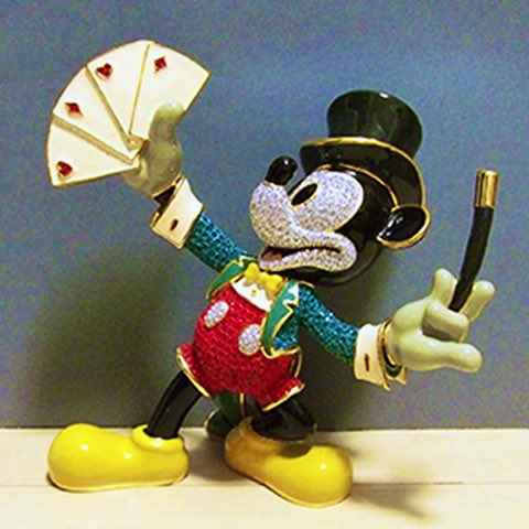 tjngkr's tweet photo. Arribas Brothersの「Magician Mickey Jeweled Figurine」。  エナメル製フィギュアに1230個のクリスタルストーンが埋め込まれており、重さは約1.5kg。17×10×17cm。 Arribas Brothersは、クリスタルの置物や ガラス細工を専門に製作している。

#ミッキー 
#マジシャンフィギュア
#0255 https://t.co/WwLZ6B5MWg