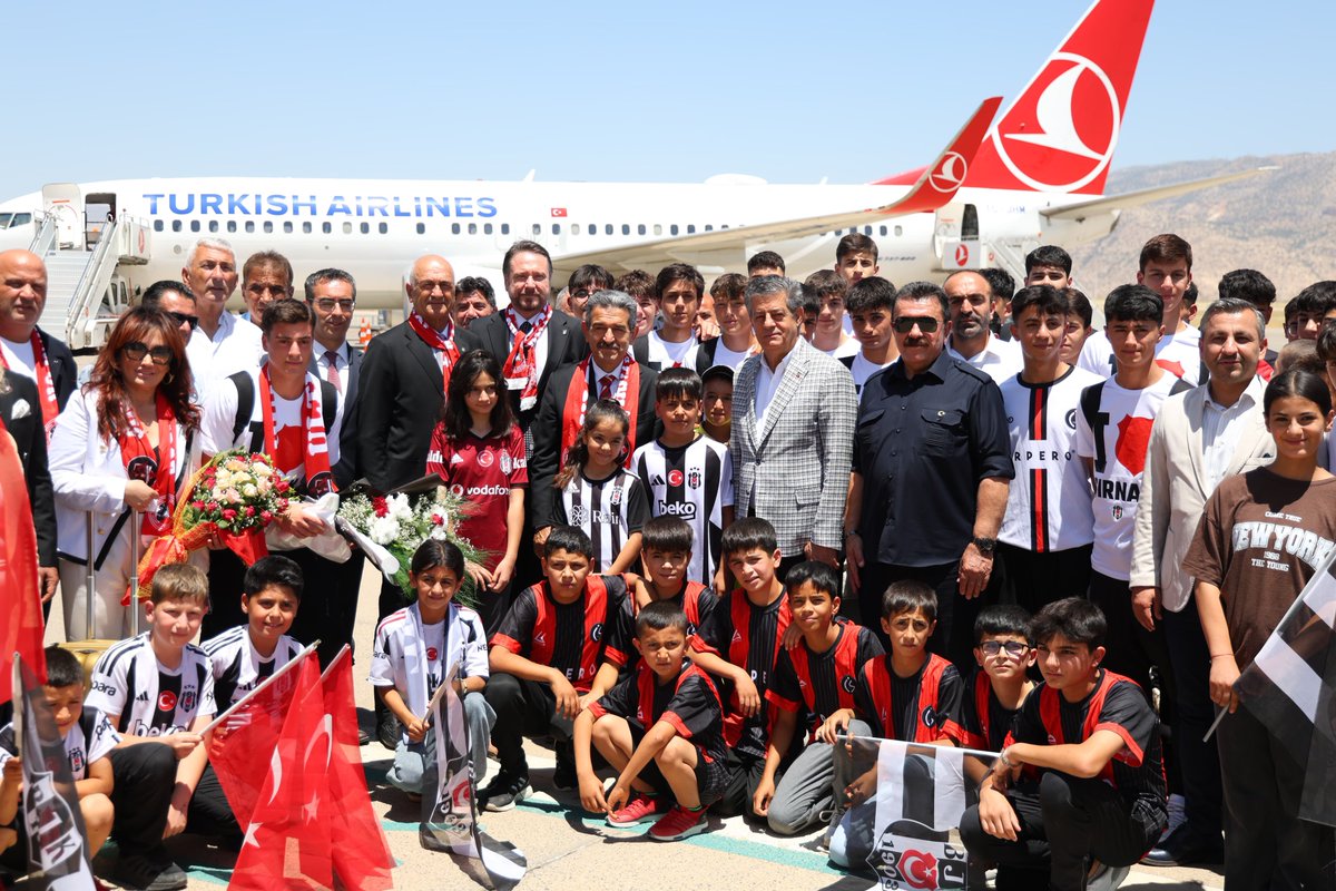 Beşiktaş Şırnak'ta🦅

Şehrimizin gençleriyle dostluk ve kardeşlik maçı yapmak üzere ilimize gelen Beşiktaş U16 Takımı, Genel Sekreter Uğur Fora ve beraberindeki heyet,

Valimiz Birol Ekici, Belediye Başkanı Mehmet Yarka ve Beşiktaş taraftarınca Havalimanı’nda coşkuyla karşılandı.