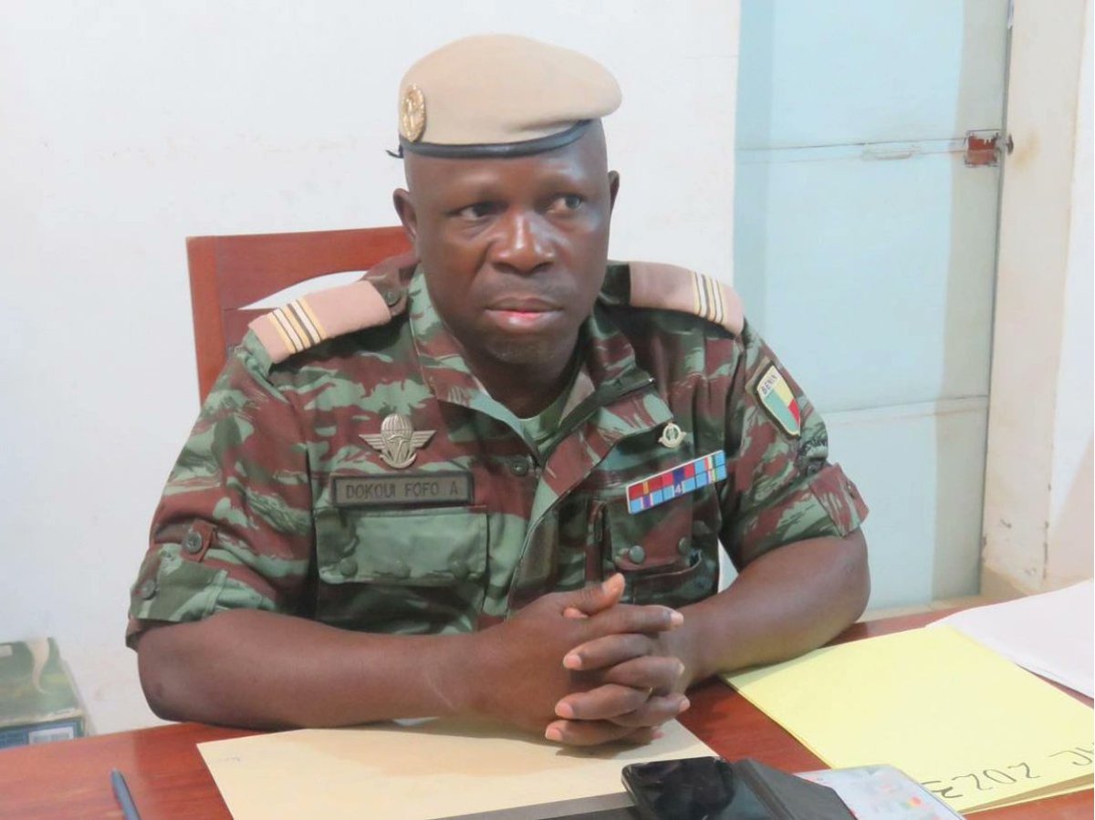 Wamaps_news's tweet photo. #Bénin 🇧🇯| Durant le mois de juin 2025 de nombreux postes de sécurité dans les régions Nord du Bénin ont fait l’objet d’attaques de groupes armés terroristes du #JNIM.
🔹 Le 03/06, des terroristes ont attaqué le commissariat de #Tanguiéta (#Atakora).
🔴Le bilan fait état de 8 morts (6 militaires et deux policiers).
🔹 Le 04/06, le commissariat de #Tanongou ou #Tanougou (#Atakora) a été attaqué .
Le #JNIM a rapidement revendiqué cette attaque.
🔴 Le bilan fait état de cinq morts, dont deux policiers et trois militaires.
🔹 Le 12/06, le JNIM a attaqué un poste de contrôle militaire à #Basso (#Borgou), à proximité de la frontière avec le Nigéria 🇳🇬 où seulement du matériel a été saisi.
🔹 Le 16/06, dans la nuit vers 23h, des terroristes ont attaqué le commissariat de #Sonsoro, dans la localité de #Kandi.
🟠 Des dégâts matériels signalés mais pas de perte humaines.
Plusieurs motos ont été volées.
🔹 Dernièrement, dans la nuit du 18 au 19/06, des terroristes ont attaqué un bureau de commissariat provisoire dans le district de #Kouarfa (#Atakora) qui a été incendié et entièrement détruit.
🟠 Une école primaire a également été détruite sans faire de victime non plus, au vu de l’horaire.
🔹 Après l'attaque, un hélicoptère #H125M des forces armées béninoises (#FAB) ainsi que des troupes au sol se sont rendus sur place.
Ces derniers opéraient dans les "W-Arly-Pendjari Park" (#WAP) parcs du nord du pays, transfrontaliers avec le #BurkinaFaso 🇧🇫 et le #Niger 🇳🇪.
🔹 Cette offensive de grande envergure a ainsi permis la destruction de trois sites terroristes aux alentours du point triple et la neutralisation de plusieurs terroristes.
🔴 Aucune perte n'a été signalée au sein des FAB.
🚁Ces H125M ont été acquis par les FAB en 2023.
Depuis 2022, les FAB ont mis en place l'Opération anti-terroriste "#Mirador", pour contrer la menace terroriste et sécuriser ses frontières dans le nord du pays, sous les ordres du colonel André Dokoui Fofo, nommé début juin 2025 (📷 ci-dessous).
🔹 Enfin, dans la nuit du 19 au 20/06, des terroristes ont attaqué le poste de douane de #Bodjecali (#Atakora), à la frontière du Niger.
🔴 Deux personnes ont été blessées et de nombreux dégâts matériels ont été signalés.
🔸Indépendamment ces attaques restent «minimes », et toutes n’ont pas été officiellement revendiquées par le JNIM.
🔸Néanmoins, misent bout à bout, elles reflètent la pression constante et croissante que ces région subissent du fait qu’elles soient frontalières du Burkina Faso, du Niger et du #Nigéria où l’expansion du JNIM se fait de plus en plus remarquer.