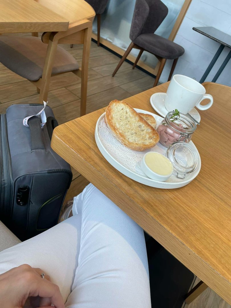 Ровно через два месяца после начала мятежа самолет Embraer Legacy 600, зафрахтованный Пригожиным, будет готовиться к вылету из Москвы в Петербург. Стюардесса Кристина Распопова напишет родственникам, что рейс задерживается по неизвестной причине. Скучая, она выложит из аэропорта