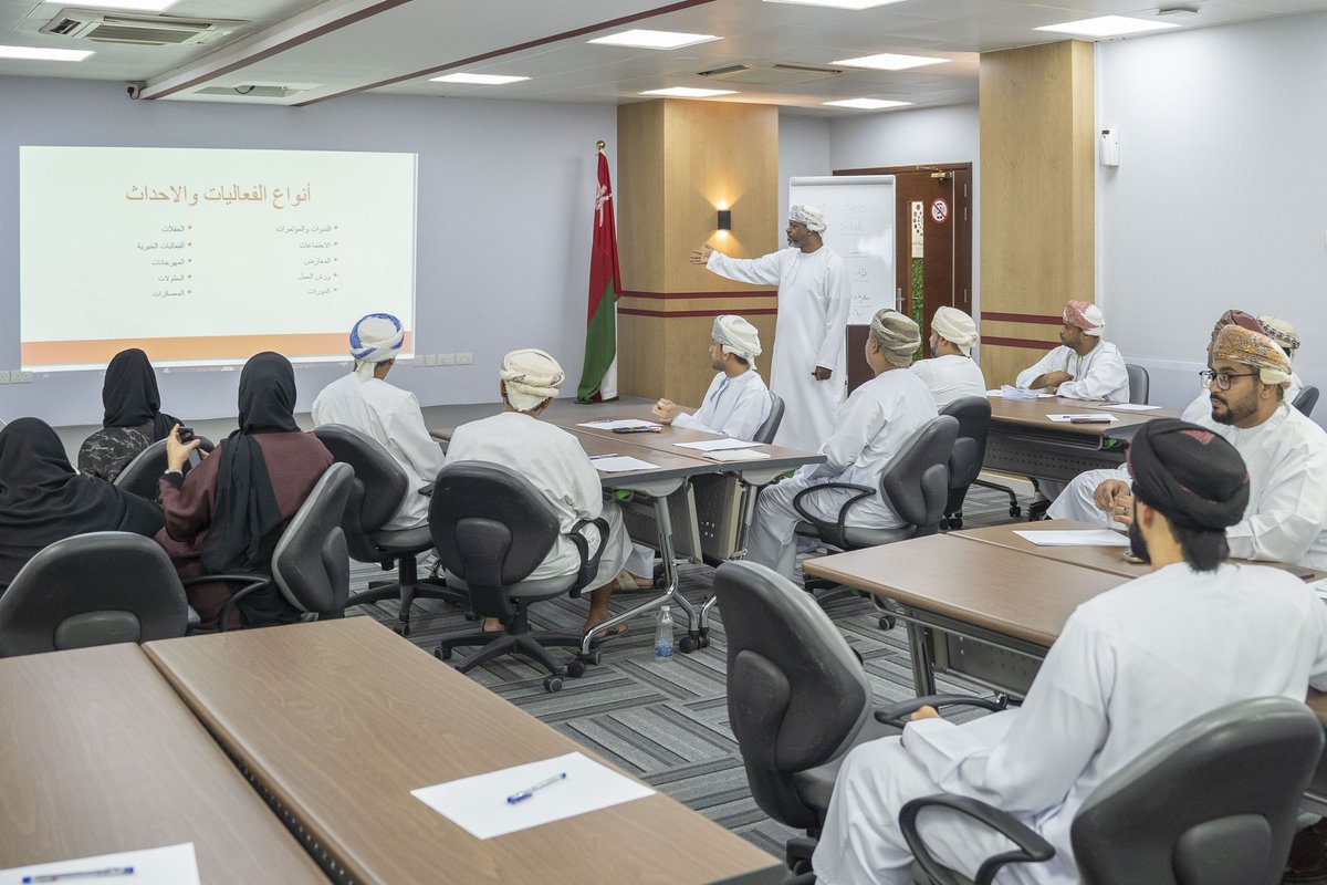 📸| في اليوم الثاني من دورة "إدارة الفعاليات والأحداث الرياضية"، استعرض د. منصور بن سلطان الطوقي الجوانب المتعلقة بأنواع الفعاليات الرياضية، وتصنيف البطولات وفق مستواها وحجمها، إلى جانب شرح منظومة الأحداث الرياضية في النظام الأولمبي وأطر تنظيمها المعتمدة دوليًّا.