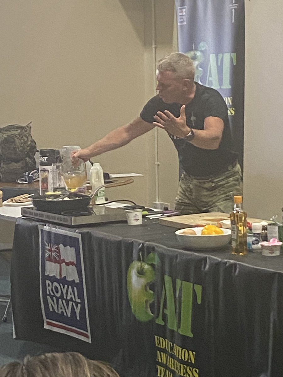 At our latest Health Fayre, personnel were treated to a demo on 3 healthy meal options from RM Chef C/Sgt Mike Beaton. 

Chicken Crème Fresh, Turkey mince wrap and Breakfast fruit smoothie. The smells were tremendous with staff ‘tucking’ in for a taster session. 🍽️🌽🌾