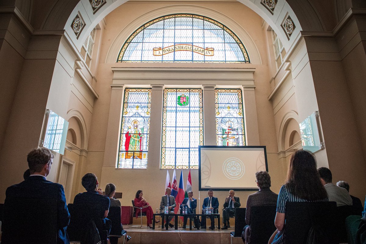 uni_nke's tweet image. We have opened our very first V4 Diplomatic Academy at @uni_nke Saint Ladislaus Chapel 🇭🇺🇵🇱🇨🇿🇸🇰

Leaders of the program welcomed the students who took the opportunity and came here to improve their diplomatic skills. 🎓

#LUPS #V4DiplomaticAcademy #futureleaders #Hungary
