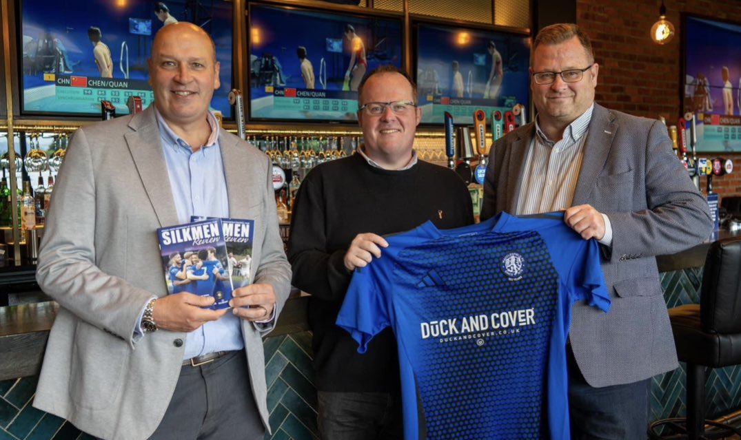 Macclesfield FC (C) (@thesilkmen) on Twitter photo Commercial News 🤝
Macclesfield FC are delighted to announce that <a href="/LWCDrinksLtd/">LWC Drinks</a> have extended their major partnership deal with the Club until the summer of 2027.
Further info ➡️ macclesfieldfc.com/latest-news/lw… Commercial News 🤝
Macclesfield FC are delighted to announce that <a href="/LWCDrinksLtd/">LWC Drinks</a> have extended their major partnership deal with the Club until the summer of 2027.
Further info ➡️ macclesfieldfc.com/latest-news/lw…