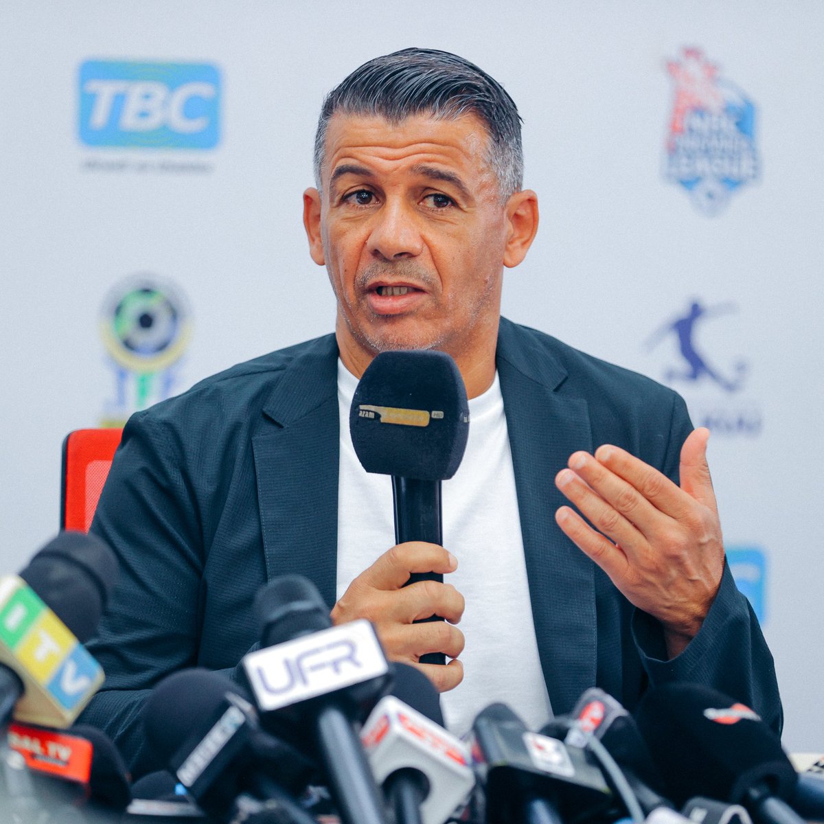 𝐏𝐑𝐄𝐒𝐒💬

"Mchezo wa Derby sio mchezo wa kuongea sana, ni mchezo kwa ajili ya Wachezaji. Wachezaji wangu wanajua nini haswa tunahitaji kwenye mchezo huo. Tunawaheshimu sana Simba lakini sisi ni Young Africans tutafanya kila liwezekanalo tuwe mabingwa" Miloud Hamdi