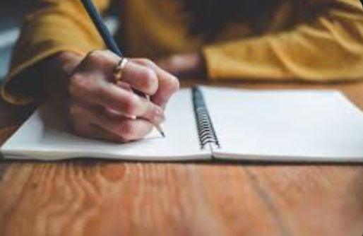 HelloReconnect's tweet photo. 🧠 Science: Writing reduces stress, improves memory, and builds emotional clarity. 

One sentence a day after school:
📓 “One thing I handled well today was…”
Helps rewire your brain for resilience.
#TeacherWellbeing #ReflectivePractice https://t.co/SI5tjVW7mU