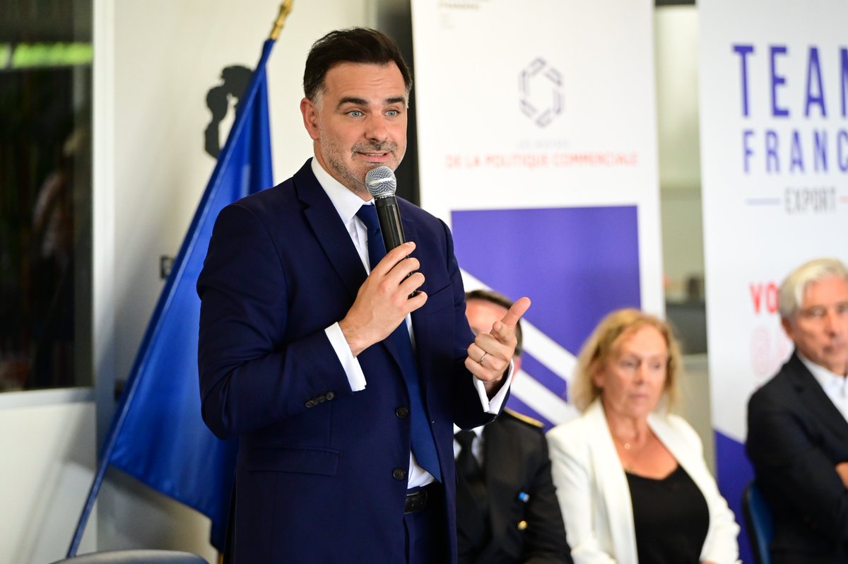 #VisiteOfficielle 🇫🇷 | Hier, <a href="/LaurentSMartin/">Laurent Saint-Martin</a>, ministre délégué chargé du Commerce  extérieur et des Français de l’étranger, s’est rendu en Charente pour  rencontrer les acteurs économiques du territoire.

🍇 À Cognac et  Boutiers-Saint-Trojan, il est allé à la rencontre des
