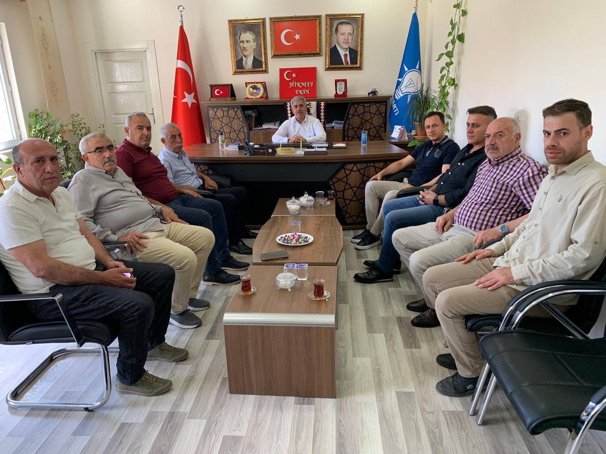 PartiSiirt's tweet photo. Merkez İlçe Başkanı @hikmetekin56 ve yönetimini ziyarete gelen Kültür Turizm Müdürü Sn İrfan Tekin’i nazik ziyaretinden dolayı teşekkür ederiz. https://t.co/PPdEuUrDX1