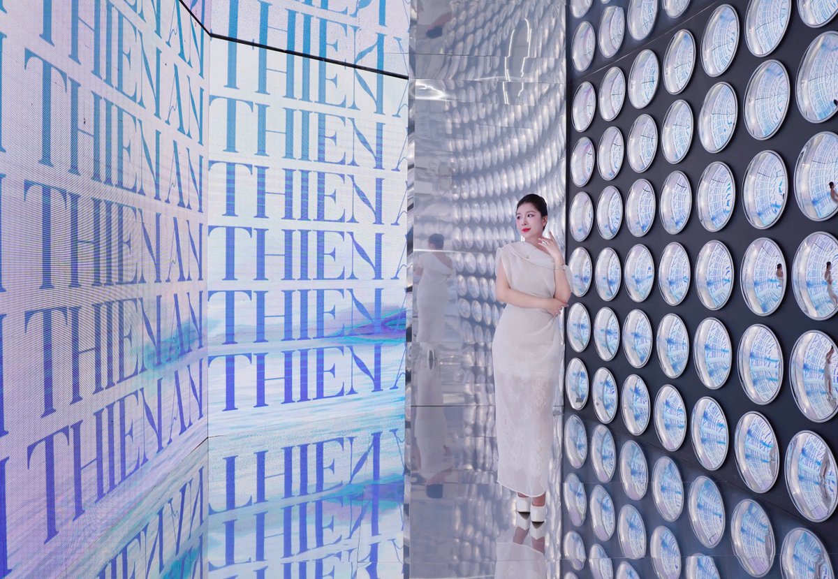 ART OF PURITY: HÀNH TRÌNH KHÁM PHÁ VẺ ĐẸP THUẦN KHIẾT

Đắm mình trong không gian nghệ thuật đậm chất thời trang, nơi vẻ đẹp thuần khiết được kể lại bằng cảm xúc tại triển lãm “Aquafina | Art of Purity” cùng MC Thiên Ân và Isaac💧✨

#ToaSangPhienBanThuanKhiet