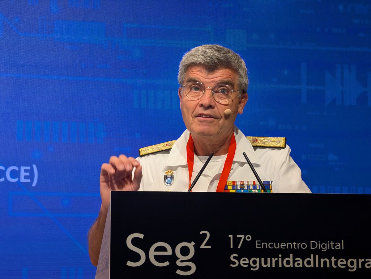 ESPDEF_CERT's tweet image. 📣 El Comandante del MCCE, Javier Roca, inaugura las 𝟣𝟩ª Jornadas de CiberSeg
Gracias a @Red_Seguridad por organizar un espacio donde el objetivo principal es claro: 𝘥𝘪𝘷𝘶𝘭𝘨𝘢𝘳 𝘦𝘴 𝘱𝘳𝘰𝘵𝘦𝘨𝘦𝘳.
💡 Comparte, informa, actúa.
#Ciberseguridad #Ciberdefensa