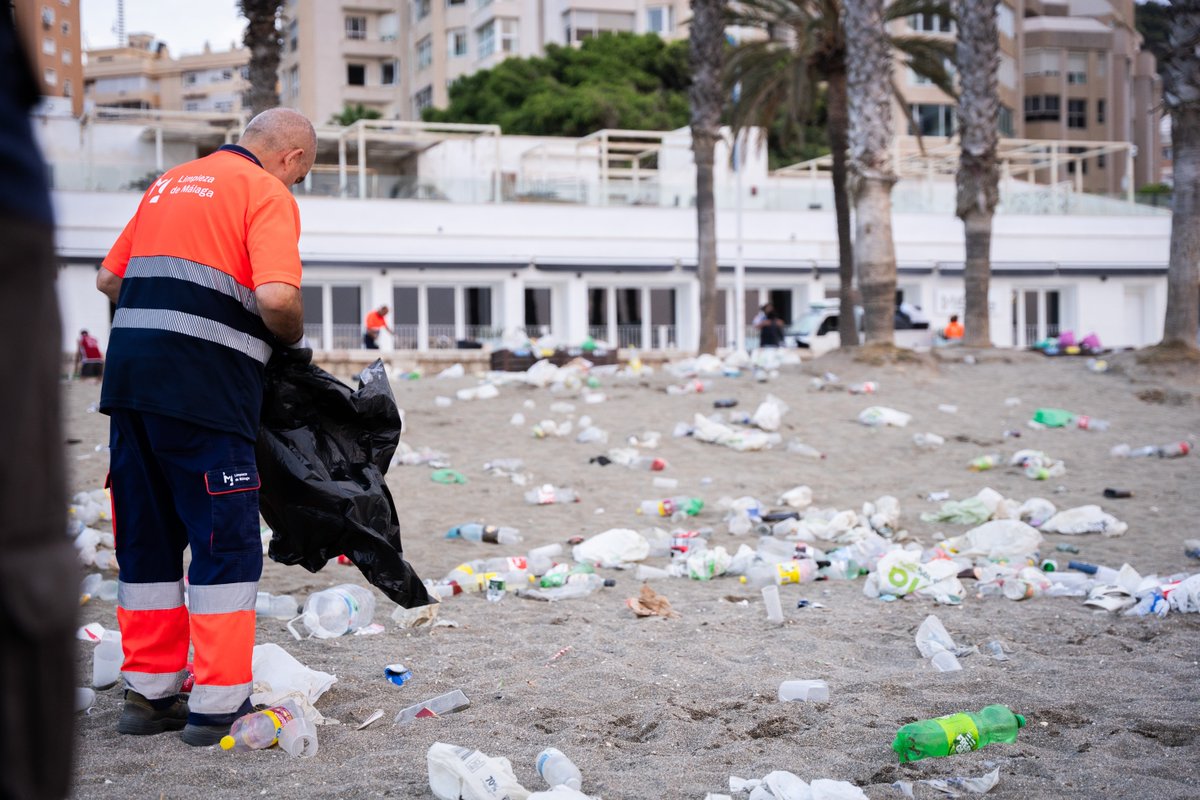 A primera hora de la mañana se ha llevado a cabo un intenso trabajo de limpieza en todo el litoral para devolver a las playas su estado habitual tras la celebración de la Noche de San Juan. 

Recogida de residuos, limpieza mecánica y manual, vaciado de papeleras y repaso de