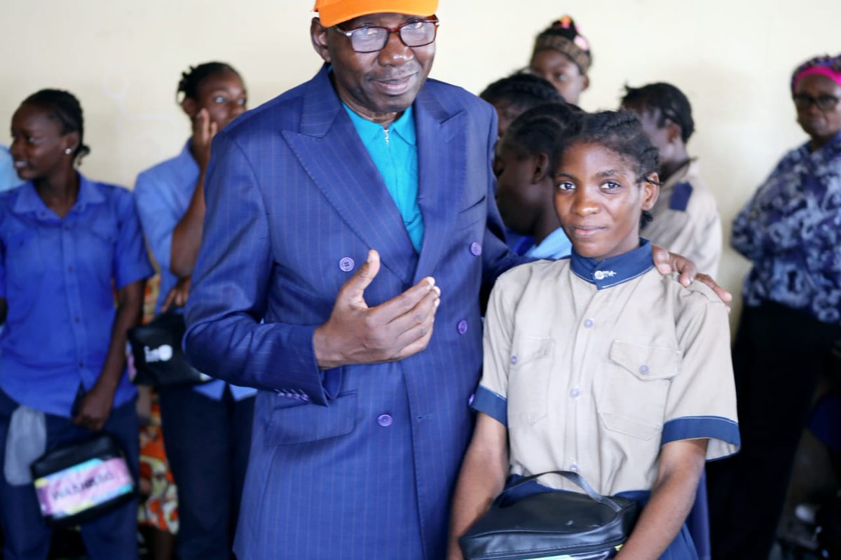 L’#UNFPA et le gouvernement 🇨🇬 ont visité l’Institut des Déficients Auditifs de Pointe-Noire.
✅ Remise de kits d’hygiène menstruelle aux filles malentendantes.

Objectif : Pour une #SantéReproductive inclusive et équitable.

#NeLaisserPersonneDeCôté #SantéMenstruelle #Inclusion