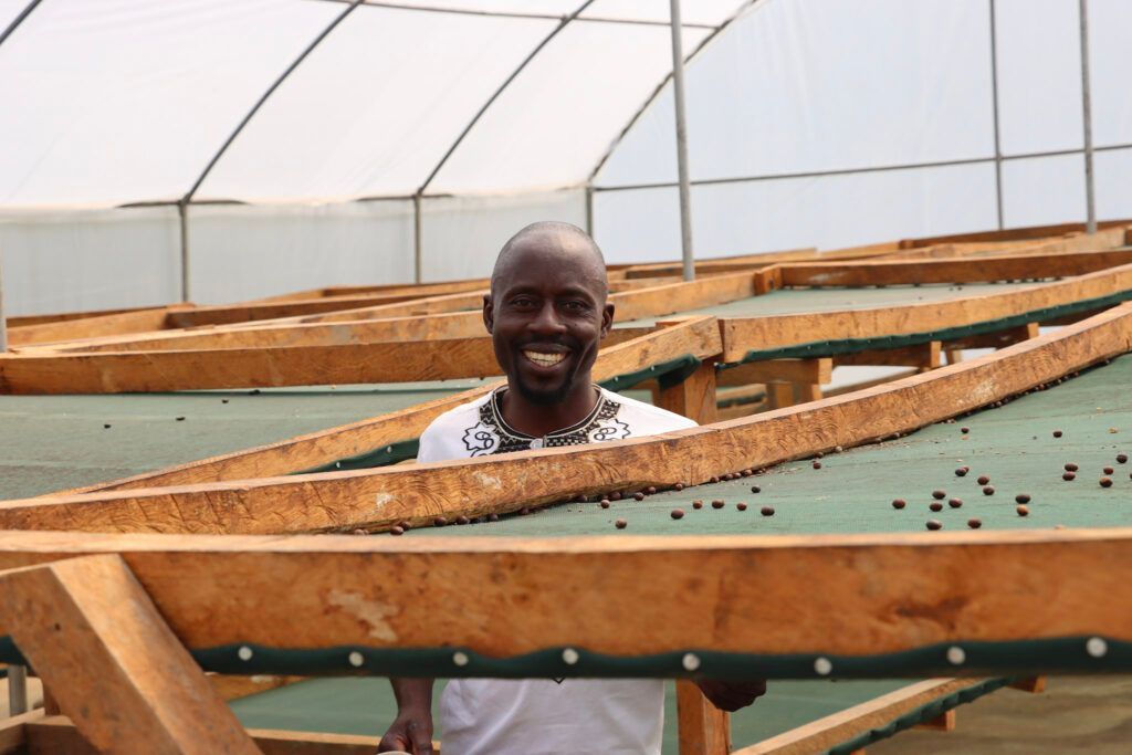 IFDCGlobal's tweet image. Karangura Peak Modern Cooperative in Uganda is transforming lives by connecting over 760 smallholder coffee farmers (43% women, 60% youth) to trusted, high-value international markets. 

Read more: buff.ly/LxKJyc9

#CoffeeValueChain #MarketAccess