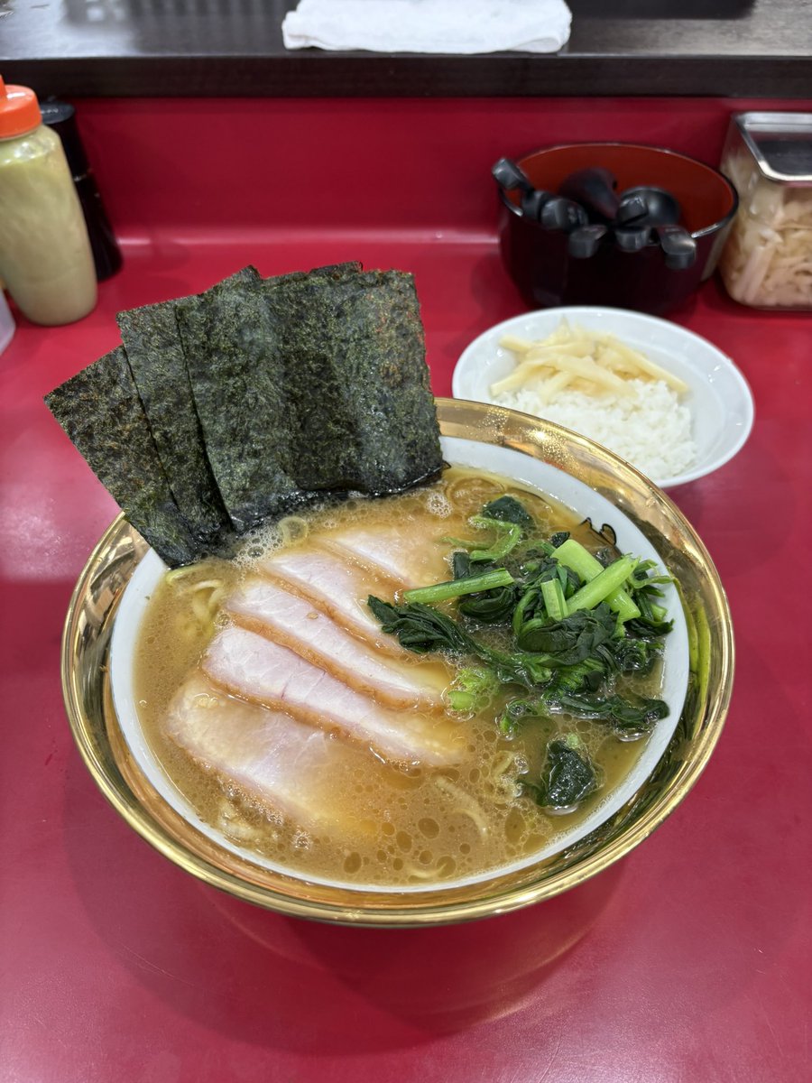 ラーメン杉田家 千葉祐光店
🍜121-13-1/3

チャーシューメン並1100円 柔らかめ
小ライス140円

早朝から金丼狙いの猛者達に混じって😆
祐光で初の金丼🎉
スープはブレかな？
いつもの味じゃない‥
ご馳走さま😊

2025.6.24

#ラーメン杉田家千葉祐光店 #家系 #ラーメン