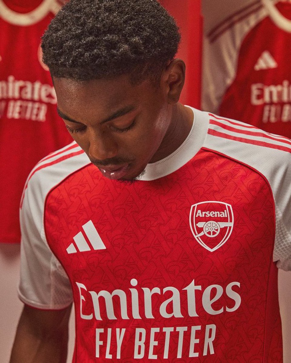 TalkingBallTM's tweet image. 🚨🔴⚪️ Myles Lewis-Skelly officially signed his new Arsenal contract yesterday, surrounded by family, Hale End staff, and club guests.

A proud moment for one of the club’s brightest young talents - fully committed to the project. ⭐️📝

#AFC #LewisSkelly #ArsenalAcademy #HaleEnd