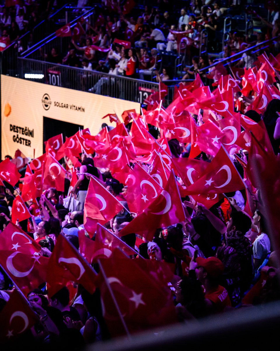 volleyballworld's tweet photo. #VNL2025: 17,034 HEARTS BEATING AS ONE ❤️🇹🇷

A historic night in Istanbul! Türkiye vs Brazil set a new all-time #VNL attendance record.

The love for volleyball keeps reaching new heights! 🏐✨

🏐 #BePartOfTheGame #Volleyball https://t.co/wYIu0rtxrV