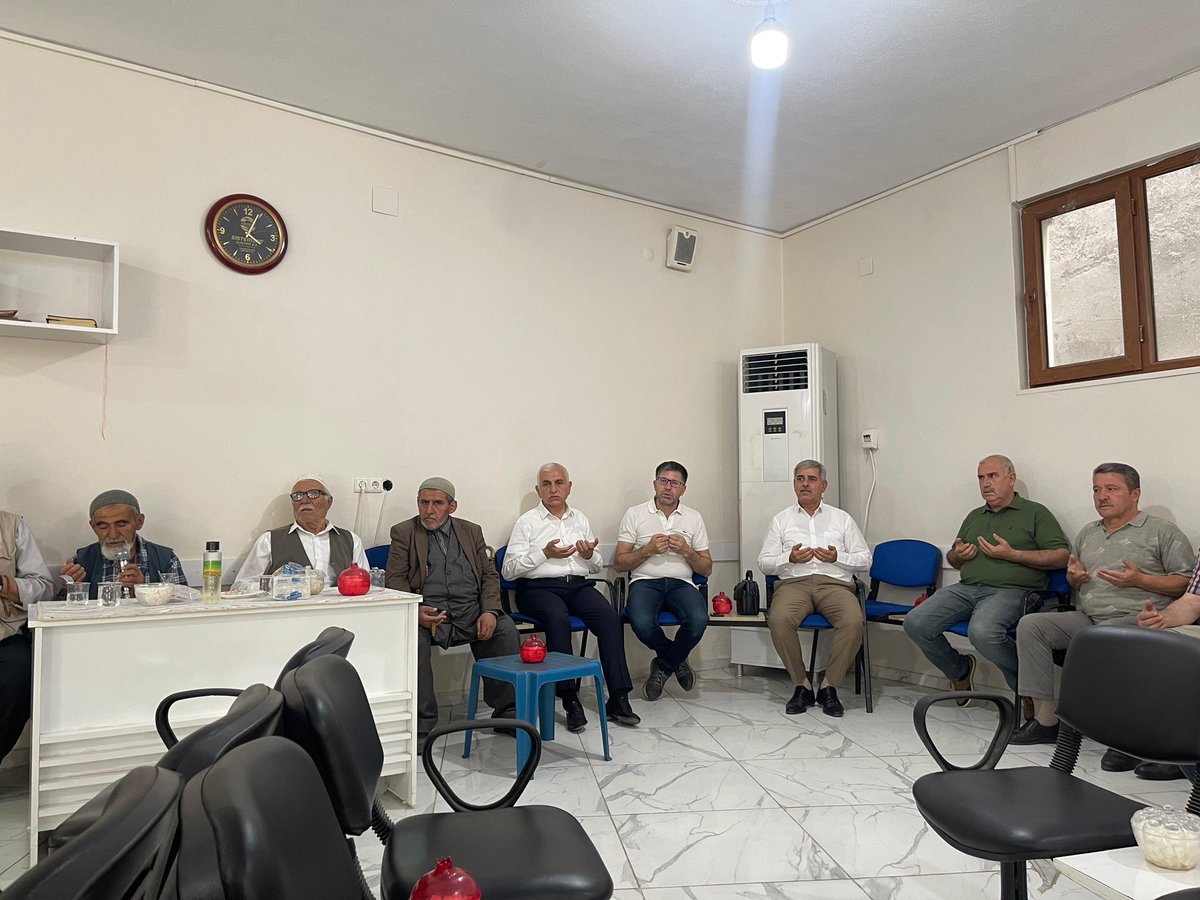 PartiSiirt's tweet photo. Merkez İlçe Başkanı @hikmetekin56 Vekilimiz @mervangul56 İl Başkan Vekilimiz Av. Abdulhakim Gider ve teşkilat mensuplarımız ile birlikte;

📍Men
📍Marangoz
📍Evin
📍Yüzer

Ailelerinin taziyelerine katılım sağladılar.
Vefat edenlere Allah’tan rahmet,ailelerine başsağlığı dileriz. https://t.co/YDvywDkpYz
